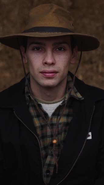Portrait Édifiant Jeune Homme Sur Fond Rustique Son Regard Contemplatif — Video