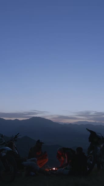 Alors Que Crépuscule Embrasse Camp Montagne Groupe Amis Illuminé Par — Video