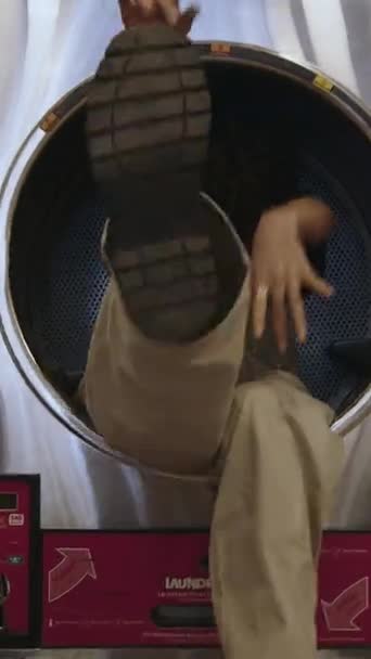 Obraz Uwiecznia Młodą Modelkę Obszernymi Kręconymi Włosami Wyrazistymi Rysami Twarzy — Wideo stockowe