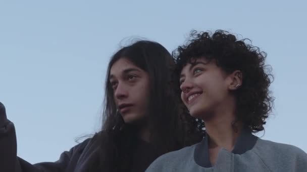 Τρίο Νεαρών Ενηλίκων Που Εμπλέκονται Μια Ζεστή Φιλική Αλληλεπίδραση Δύο — Αρχείο Βίντεο
