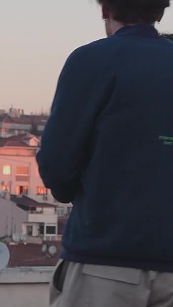Ekran Görüntüsü Yumuşak Bir Alacakaranlık Gökyüzüne Karşı Duran Arkadaş Çatıda — Stok video