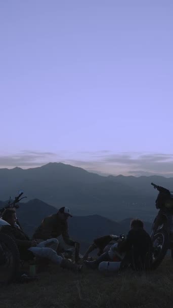 Alors Que Crépuscule Embrasse Camp Montagne Groupe Amis Illuminé Par — Video