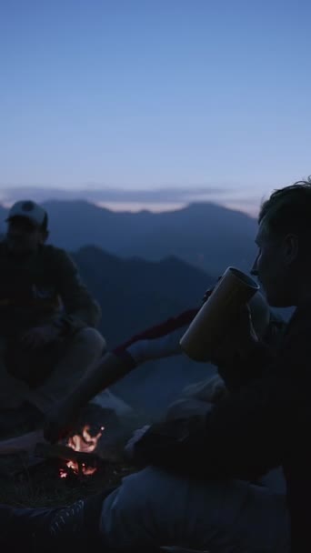 Während Die Dämmerung Das Berglager Umfängt Hegt Eine Gruppe Von — Stockvideo