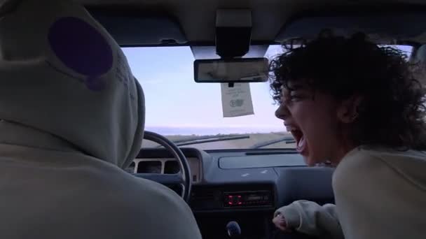 Νεαρός Άντρας Και Γυναίκα Κάθονται Στο Αυτοκίνητο Και Μαλώνουν Όμορφη — Αρχείο Βίντεο