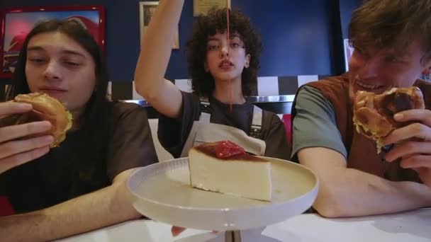 Ramen Fångar Tre Vänner Restaurang Förmodligen Tjugoårsåldern Man Med Långt — Stockvideo