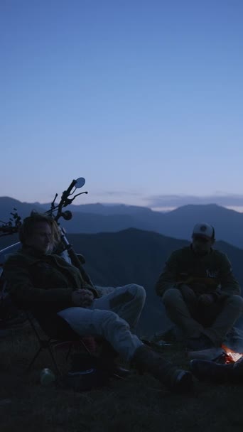 Gökyüzü Alacakaranlıkta Kararırken Iki Motosikletçi Dağ Çevrelerindeki Huzurun Derinliklerine Dalmış — Stok video