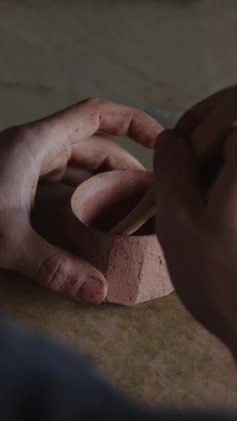 Niezależny Ceramiczny Artysta Lgbt Kształtuje Glinę Wykwalifikowanymi Rękami Uchwycony Pionowym — Wideo stockowe