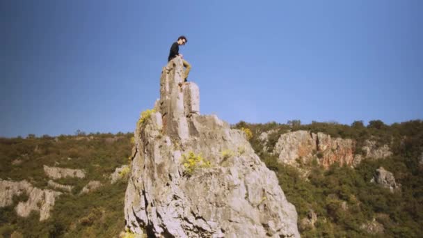 Величественная Сцена Раскрывается Ясности Альпинист Достигает Вершины Стоя Вершине Неровной — стоковое видео