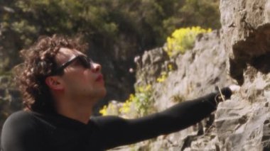Bu yakın çekim, yavaş çekimde, bir atlet sürükleyici bir tırmanışa girişiyor, tonlu kol kasları ve hesaplanmış hareketleri kayanın katıksız çabasını vurguluyor. Çarpıcı 6K 'da yakalandı.