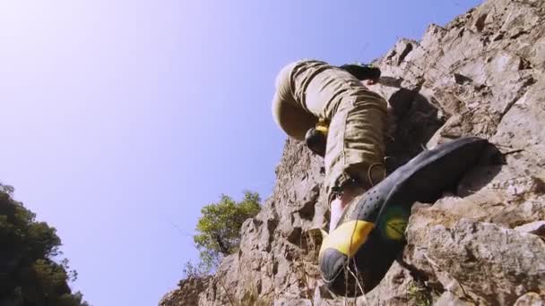 这个6K视频提供了一个详细的肖像岩石攀登者专注的表情和上半身 当他准备下一个阶段的攀登时 登山者的脸是部分可见的 阴影笼罩在 — 图库视频影像