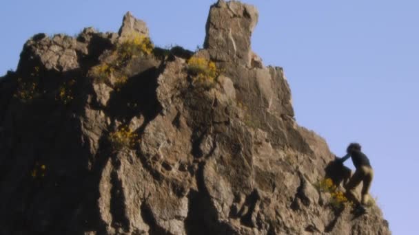 Eine Filmische Aufnahme Ein Mann Klettert Eine Klippe Hinauf Weicher — Stockvideo