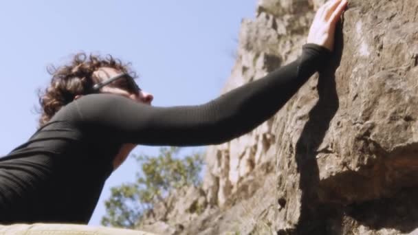 Eine Filmische Aufnahme Ein Mann Klettert Eine Klippe Hinauf Weicher — Stockvideo