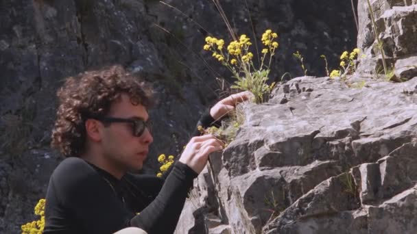 High Resolution Video Captures Focused Rock Climber Mid Climb Providing — Stock Video