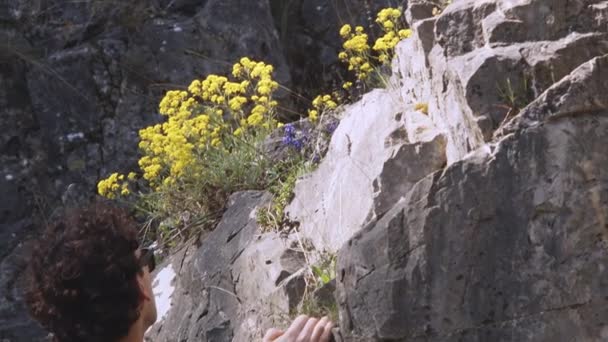 High Resolution Video Captures Focused Rock Cligger Mid Climb Providing — стоковое видео