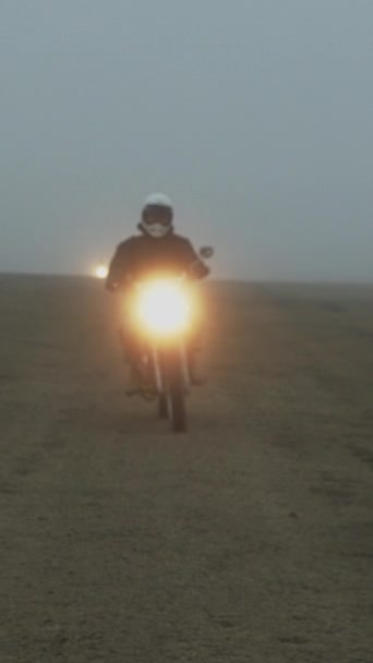 Neste Tiro Vertical Cinematográfico Prores Motociclista Emerge Denso Nevoeiro Terreno — Vídeo de Stock