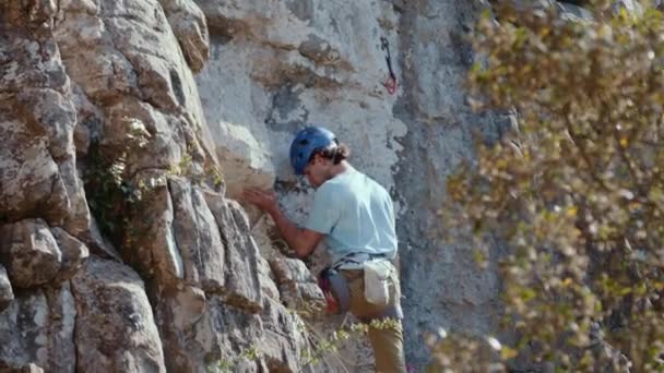 一位正在运动中的攀岩者 故意在一个富有挑战性的石灰岩悬崖上航行 是这部电影 普罗旺斯 拍摄的焦点 登山者的蓝色头盔在评估他们的下一个头盔时是可以辨认的 — 图库视频影像