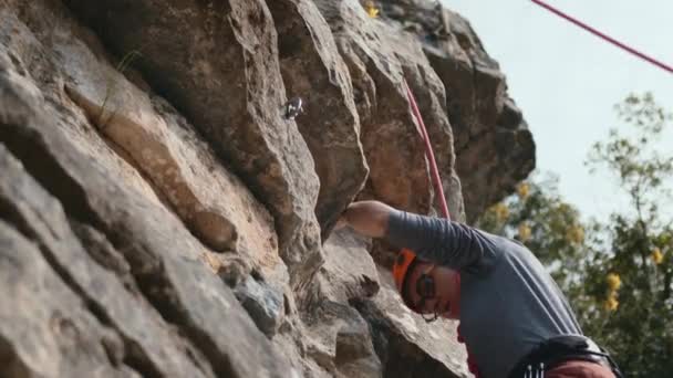 Una Persona Sta Scalando Una Roccia Indossano Casco Tengono Una — Video Stock