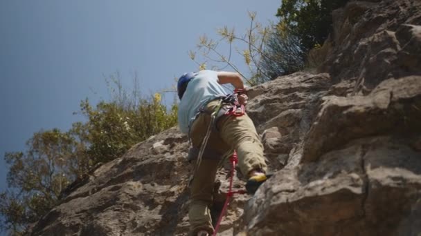 Beyaz Kasklı Bir Dağcı Dik Bir Kaya Yüzeyine Tırmanır Açık — Stok video