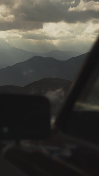 Tiro Vertical Sereno Temperamental Mostra Grandeza Picos Montanha Camadas Recuando — Vídeo de Stock