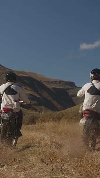 Imagem Apresenta Instantâneo Vertical Dois Motociclistas Vestidos Com Engrenagem Protetora Filmagem De Stock