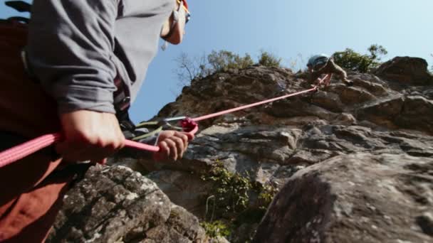 Dieses Fesselnde Bild Zeigt Zwei Bergsteiger Von Denen Einer Vordergrund — Stockvideo