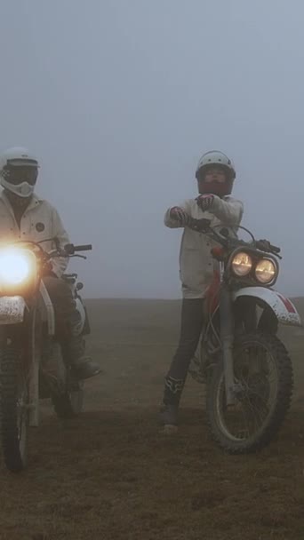 Tiro Vertical Imerso Uma Atmosfera Nebulosa Captura Dois Motociclistas Seus Videoclipe