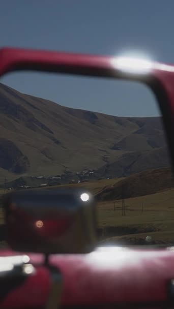 Intrigante Disparo Vertical Enmarca Pueblo Montaña Distante Través Espejo Retrovisor — Vídeos de Stock