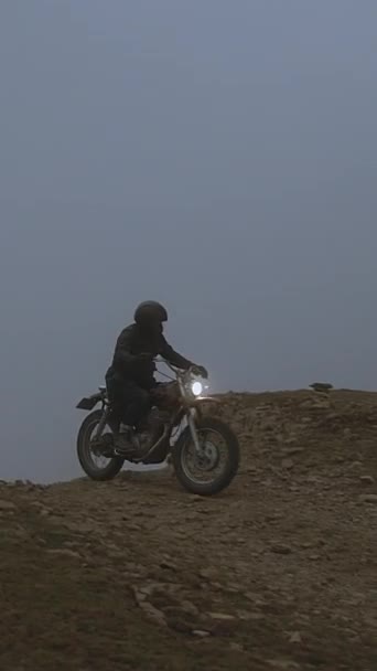Lone Motorcyclist Maneuvering Vintage Motorcycle Barren Mist Covered Landscape Rider — Stockvideo