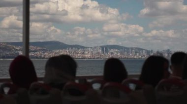 Video, bir feribottan görülen Istanbuls siluetinin manzarasını çeker. Gökdelenler modern gökdelenler ve tarihi binaların bir karışımına sahne oluyor. Şeyde...