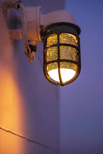 Wandlampe Vorhanden Vintage Wandbeleuchtung Der Nacht Alte Schiffslaterne Niemand Straßenbild — Stockfoto