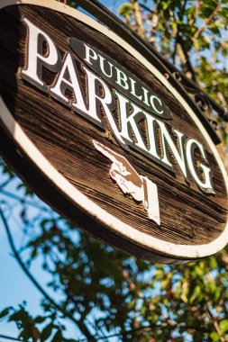 Eski ve yıpranmış park yeri tabelası. Ahşap park levhası. Hiç kimse, sokak fotoğrafı, seçici odak