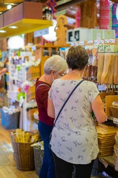 Mensen Winkelen Het Winkelcentrum Twee Oudere Vrouwen Die Persoonlijke Producten — Stockfoto
