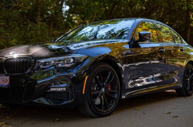 Ormanda BMW 3 serisi lüks araba. 2020 BMW M340i xDrive. Editör, hiç kimse, seçici odak Vancouver BC Kanada-3 Ekim 2022