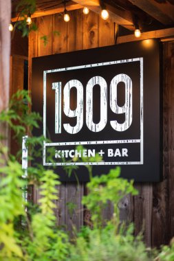 Cafe Lokantası. 1909 'da Tofino BC Kanada' da bir mutfak barı. Hiç kimse, sokak fotoğrafı, seçici odak noktası - 4 Ekim 2022