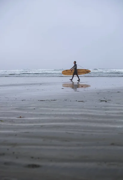 Surfer Carrying His Surfboard Foggy Morning Surfers Wetsuits Beach Tofino — Stock Photo, Image