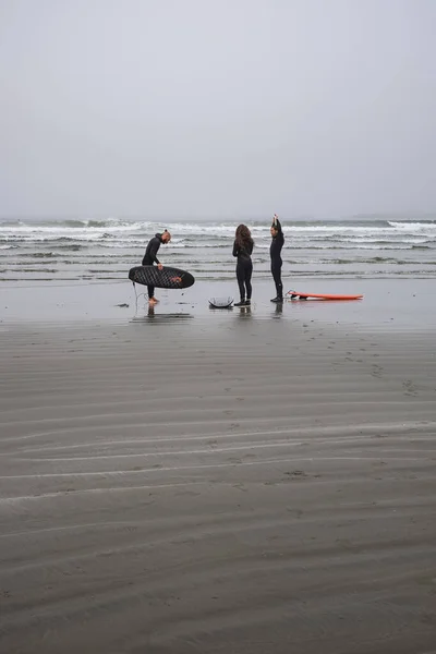 Skupina Surfařů Nesoucích Své Surfařské Prkna Mlhavém Ránu Surfaři Neoprénech — Stock fotografie