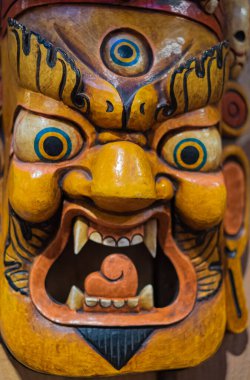 Butan 'da Budizm' i kutlamak için her yıl düzenlenen Tsechu festivalinde kullanılan renkli bir maske. Hiç kimse, sokak fotoğrafı, seçici odak