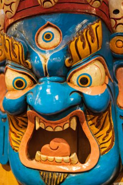 Ürkütücü Nepalli maskesi piyasada. Butan 'da Budizm' i kutlamak için her yıl düzenlenen Tsechu festivalinde kullanılan renkli bir maske. Hiç kimse, sokak fotoğrafı, seçici odak