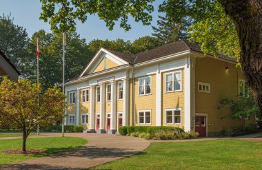 Fort Langley, Kanada - Fort Langley Toplum Salonu güneşli bir yaz gününde. Seyahat fotoğrafı, hiç kimse, sokak manzaralı - 10 Ekim 2022