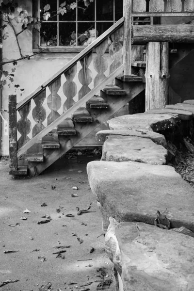 Régi Lépcsős Ösvény Korláttal Házhoz Vezető Úton Fénykép Fekete Fehérben — Stock Fotó