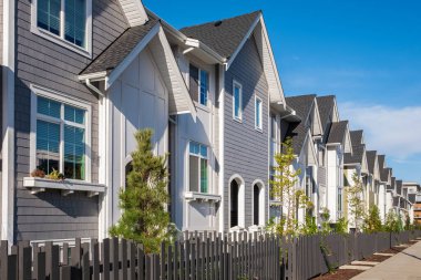 Değişik ve bakılması ilginç konut cephelerinin güzel ev dış tasarımı. Vancouver 'da yeni modern evler. Kanada modern konut mimarisi. Sokak fotoğrafı