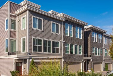 Değişik ve bakılması ilginç konut cephelerinin güzel ev dış tasarımı. Vancouver 'da yeni modern evler. Kanada modern konut mimarisi. Sokak fotoğrafı