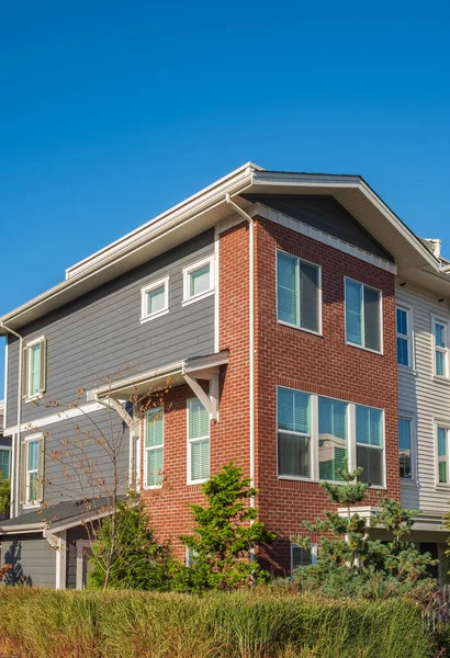 Değişik ve bakılması ilginç konut cephelerinin güzel ev dış tasarımı. Vancouver 'da yeni modern evler. Kanada modern konut mimarisi. Sokak fotoğrafı