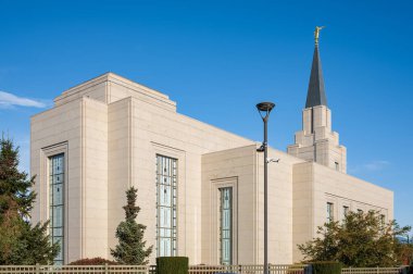 Mormon tapınağından gün ışığında altın heykel manzarası. Vancouver British Columbia Canada 'daki modern kilisenin dış görünüşü. Modern mimari konsepti, hiç kimse, sokak fotoğrafı - 2 Kasım 2022