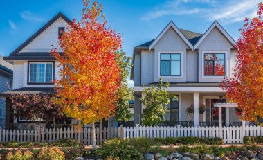 Değişik ve bakılması ilginç konut cephelerinin güzel ev dış tasarımı. Vancouver 'da yeni modern evler. Kanada modern konut mimarisi. Sokak fotoğrafı