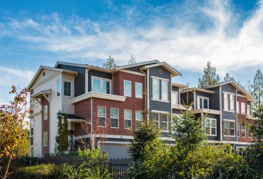 Değişik ve bakılması ilginç konut cephelerinin güzel ev dış tasarımı. Vancouver 'da yeni modern evler. Kanada modern konut mimarisi. Sokak fotoğrafı