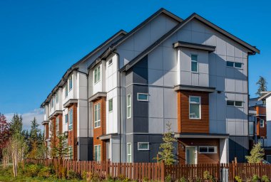 Değişik ve bakılması ilginç konut cephelerinin güzel ev dış tasarımı. Vancouver 'da yeni modern evler. Kanada modern konut mimarisi. Sokak fotoğrafı