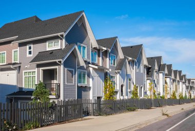 Değişik ve bakılması ilginç konut cephelerinin güzel ev dış tasarımı. Vancouver 'da yeni modern evler. Kanada modern konut mimarisi. Sokak fotoğrafı