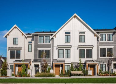 Değişik ve bakılması ilginç konut cephelerinin güzel ev dış tasarımı. Vancouver 'da yeni modern evler. Kanada modern konut mimarisi. Sokak fotoğrafı