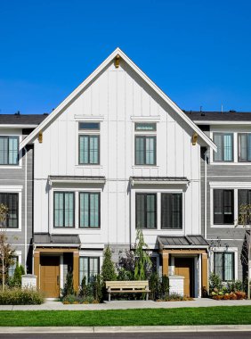 Değişik ve bakılması ilginç konut cephelerinin güzel ev dış tasarımı. Vancouver 'da yeni modern evler. Kanada modern konut mimarisi. Sokak fotoğrafı